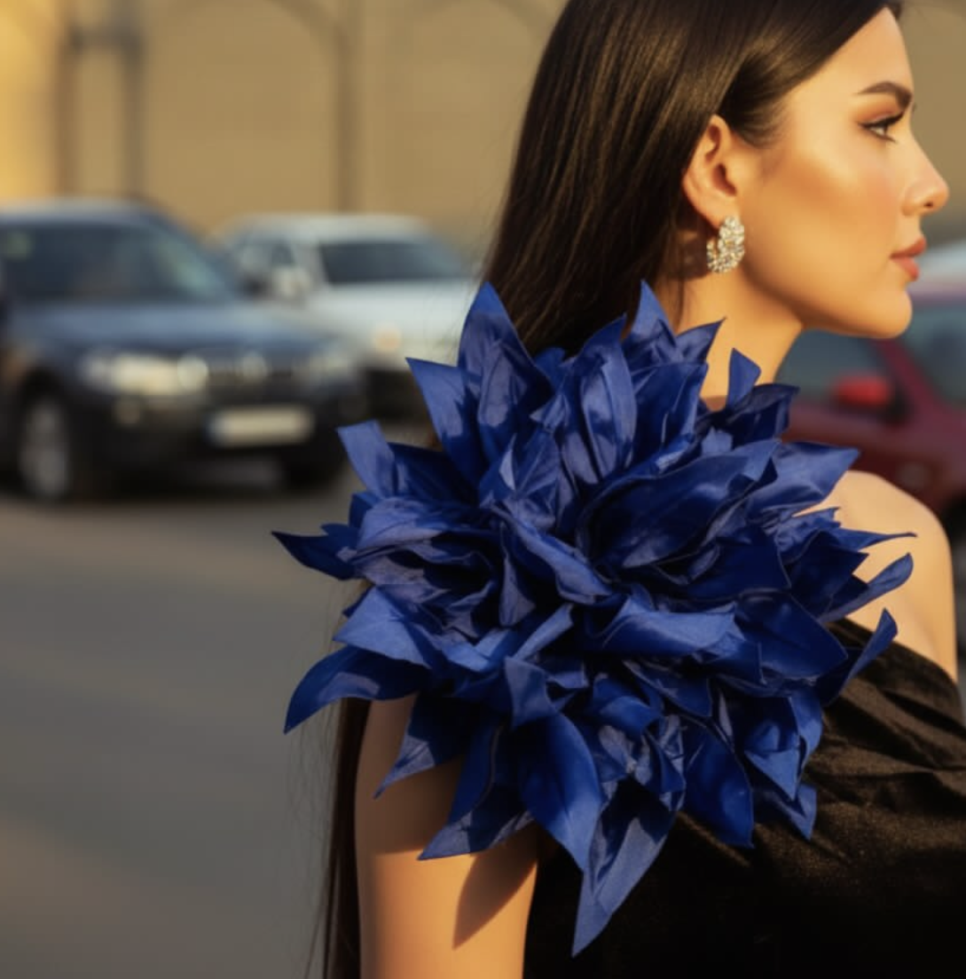 گل پارچه‌ای بزرگ روی سرشانه لباس