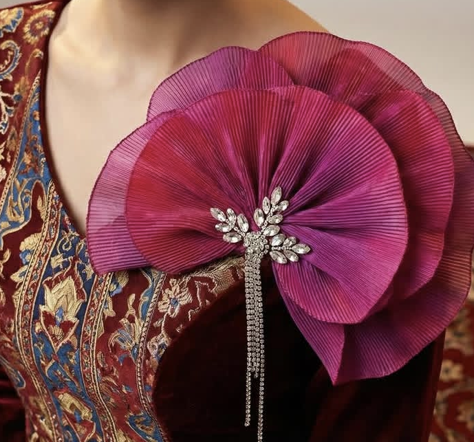 گل سینه پلیسه بادبزنی